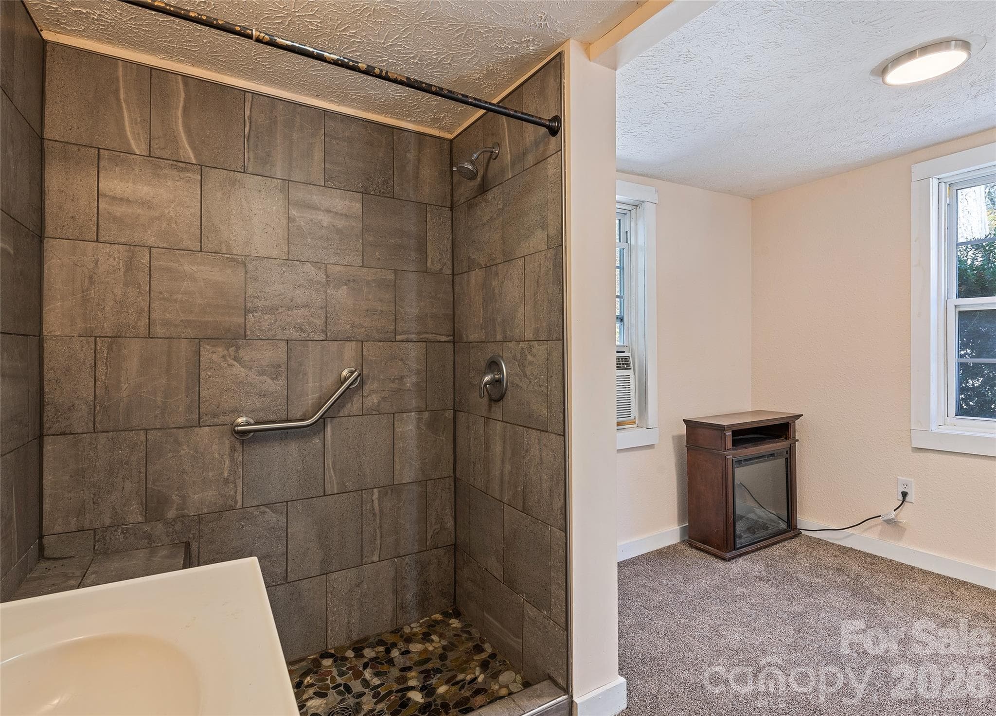 Large Tiled Shower - 179 Jonathan Creek Road, Waynesville
