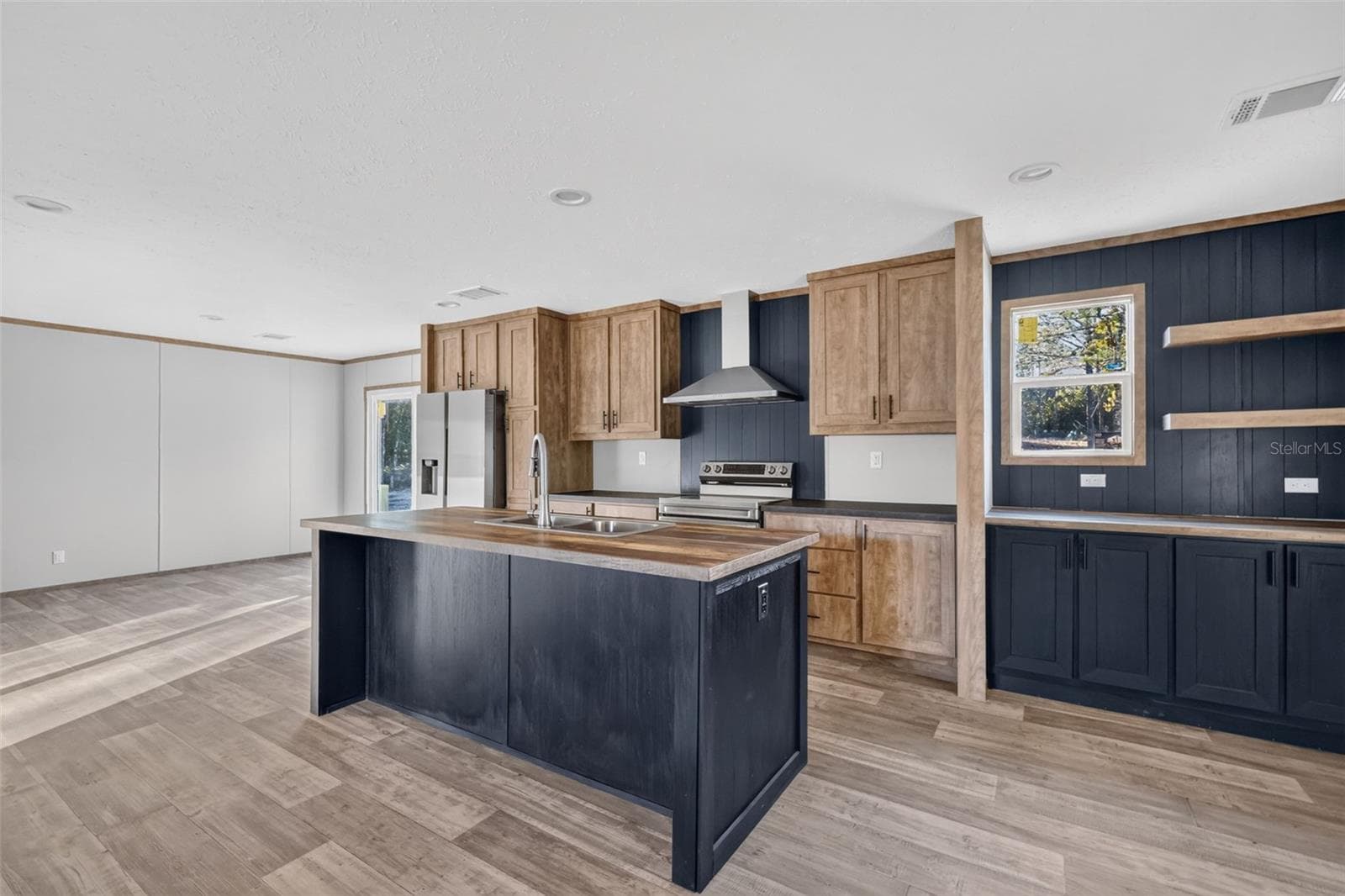 Manufactured Home at 170 NE 138TH AVE, WILLISTON, photo 11 of 29
