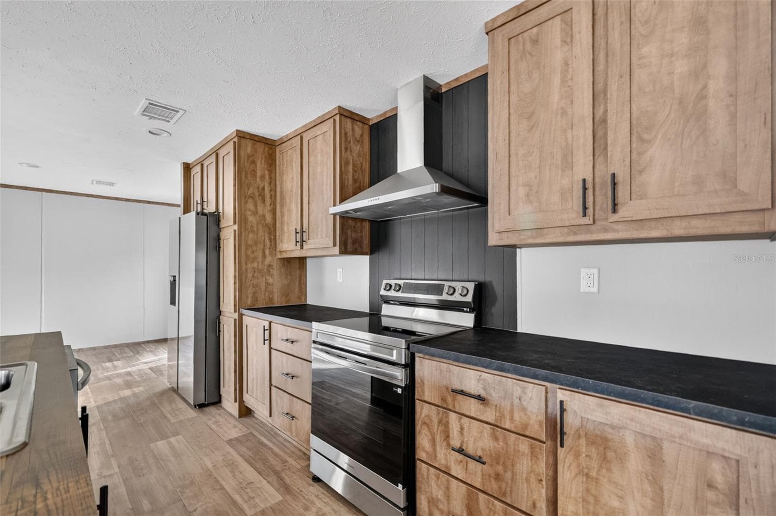 Manufactured Home at 170 NE 138TH AVE, WILLISTON, photo 12 of 29