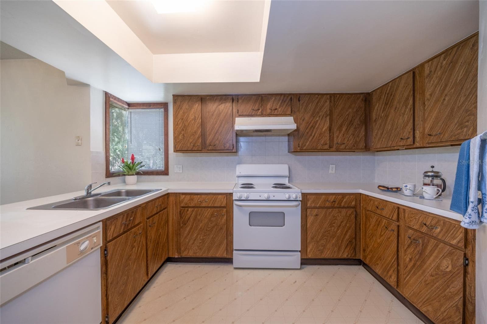 UNSTAGED: Kitchen With Modern "European Style" Flat Panel Kitchen Doors - 12 FAIRWAYS CIR #12, PALM COAST