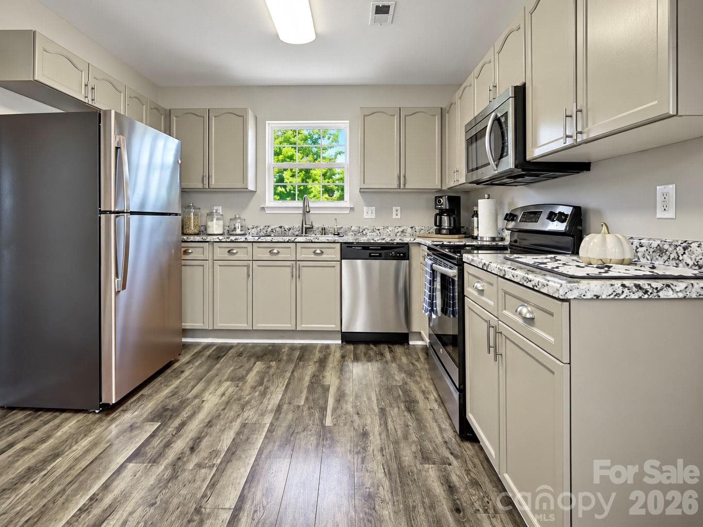 Single Family Residence at 1127 Hannah Rae Court, Charlotte, photo 4 of 15