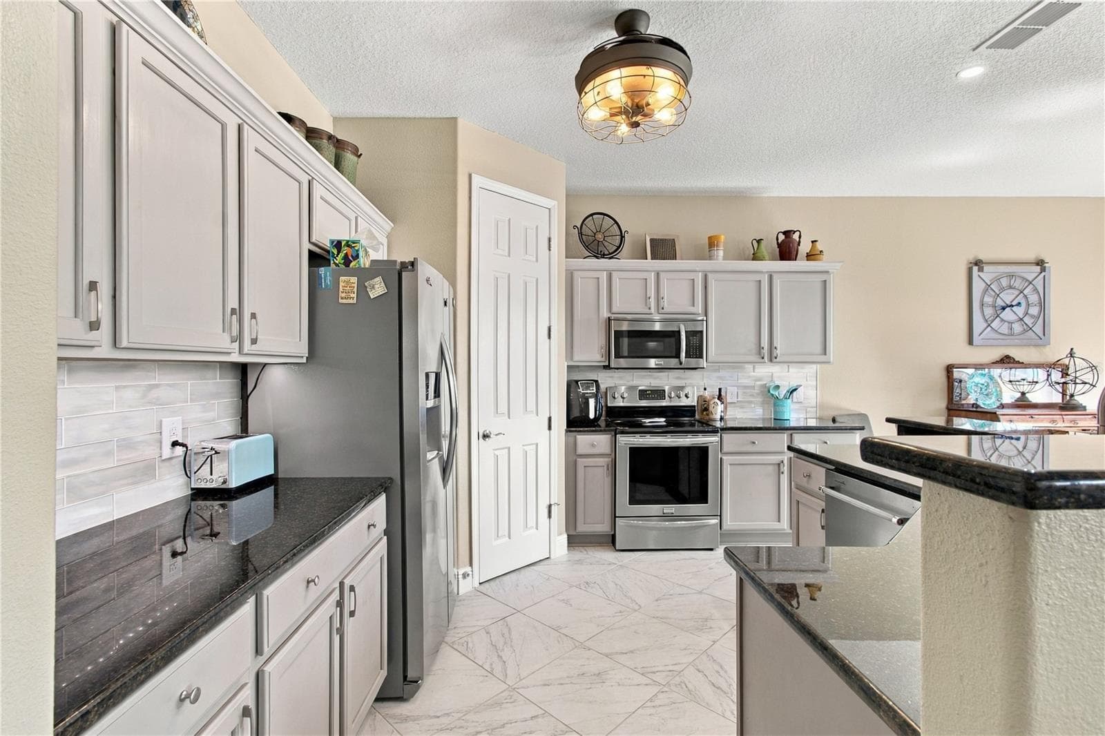 GRANITE COUNTERS - 318 LA JOLLA LN, KISSIMMEE