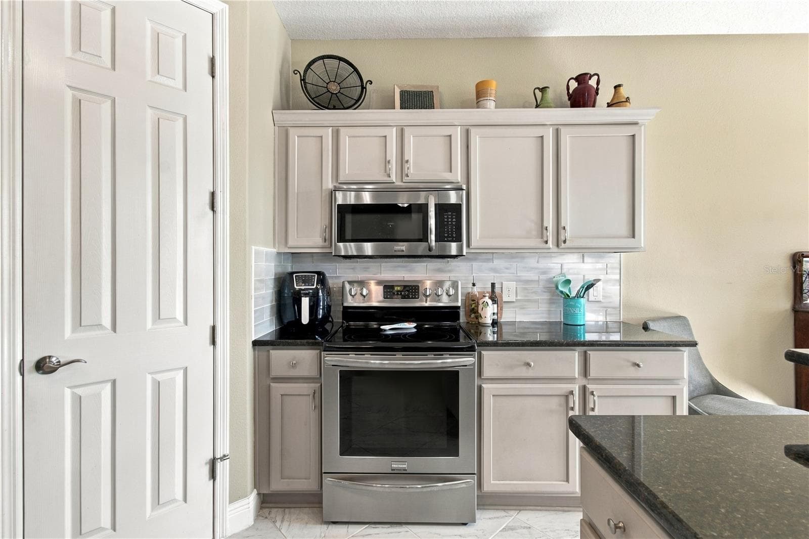 STAINLESS STEEL APPLIANCES - 318 LA JOLLA LN, KISSIMMEE