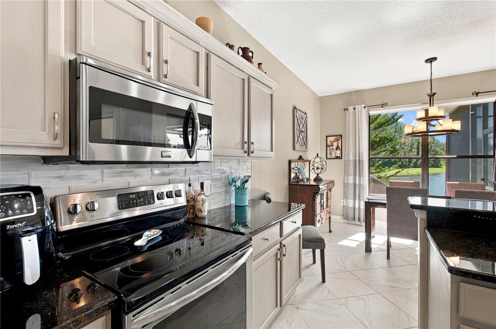 GLASS SUBWAY TILE BACKSPLASH - 318 LA JOLLA LN, KISSIMMEE