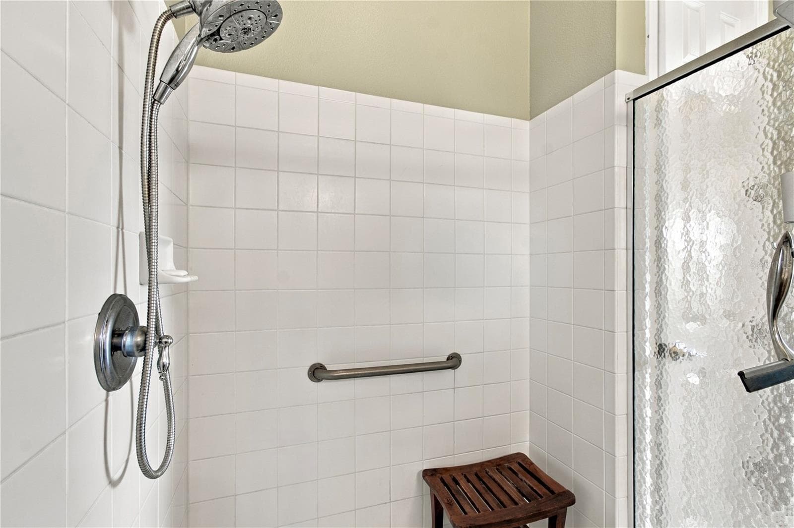 GLASS ENCLOSED WALK-IN SHOWER - 318 LA JOLLA LN, KISSIMMEE