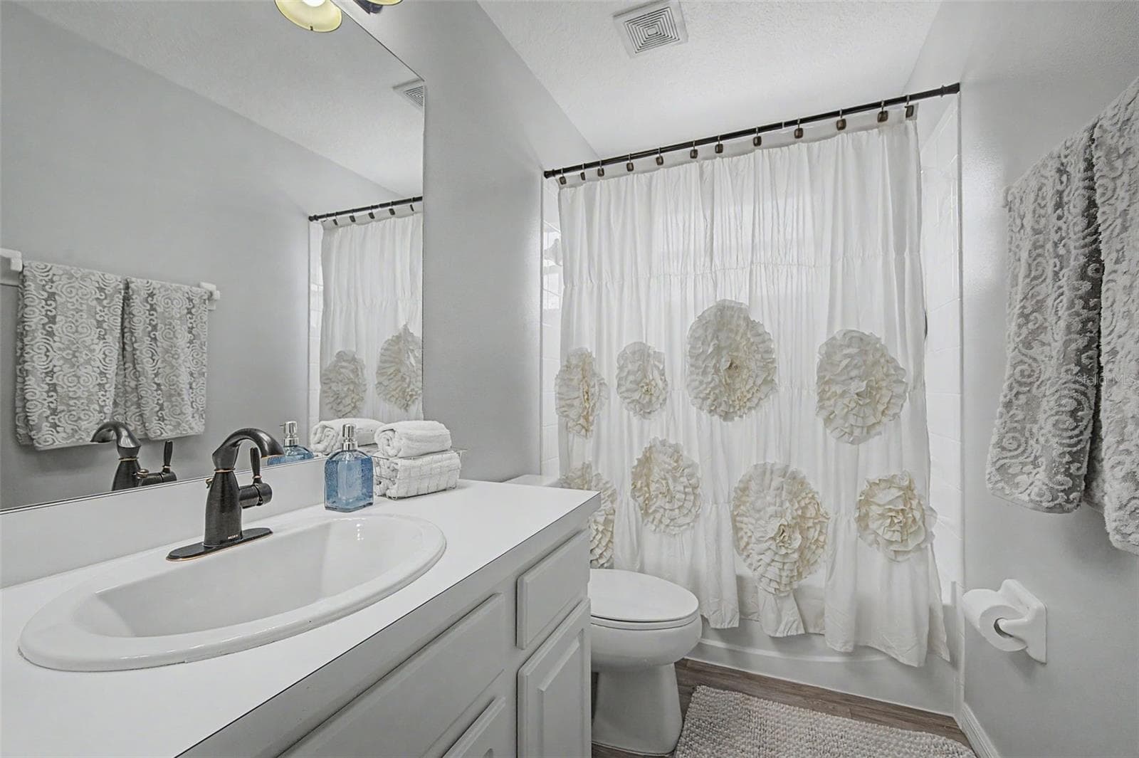 2nd Full Bathroom - 19266 FISHERMANS BEND DR, LUTZ