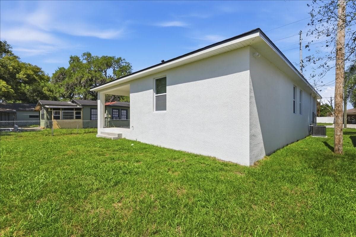 Single Family Residence at 1305 E PARKER ST, LAKELAND, photo 8 of 54