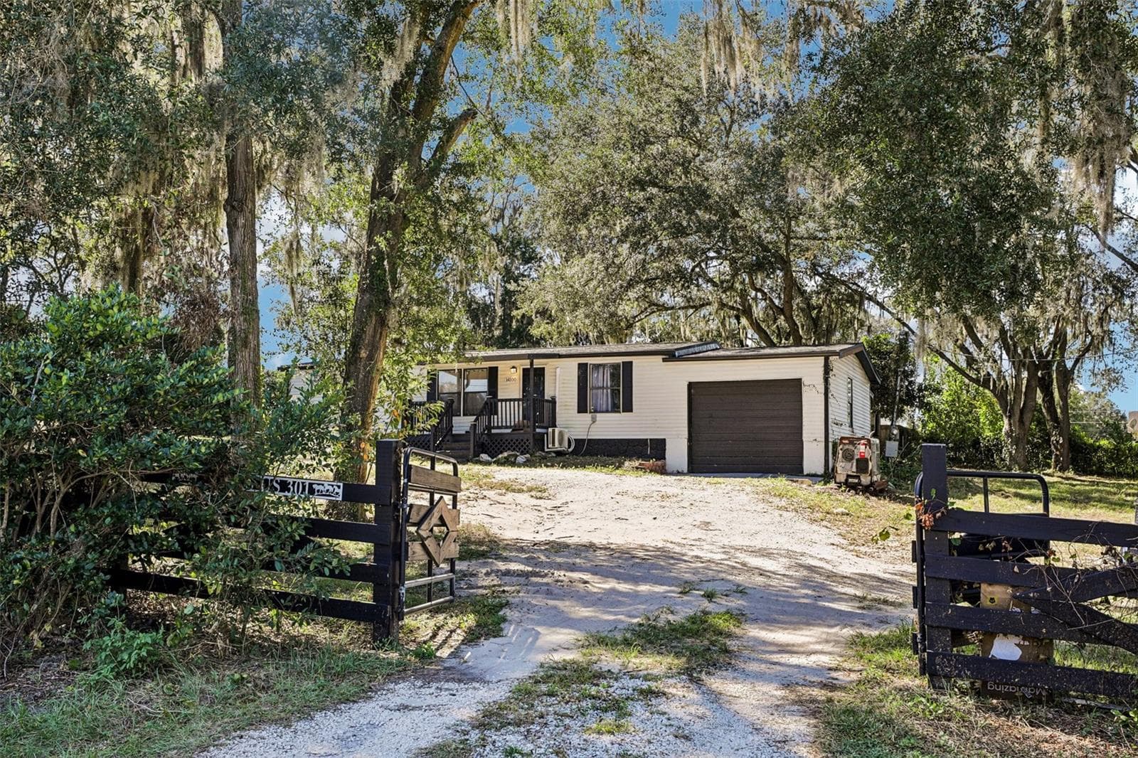 Manufactured Home at 14100 S US HIGHWAY 301, SUMMERFIELD, photo 3 of 44