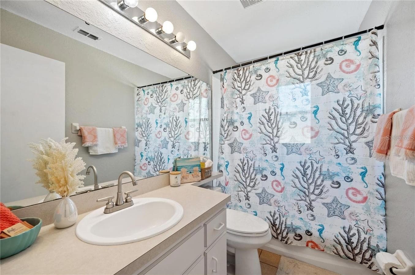 Hallway bathroom in between the two spare bedrooms. - 2671 PINE BRUSH DR, LAKELAND