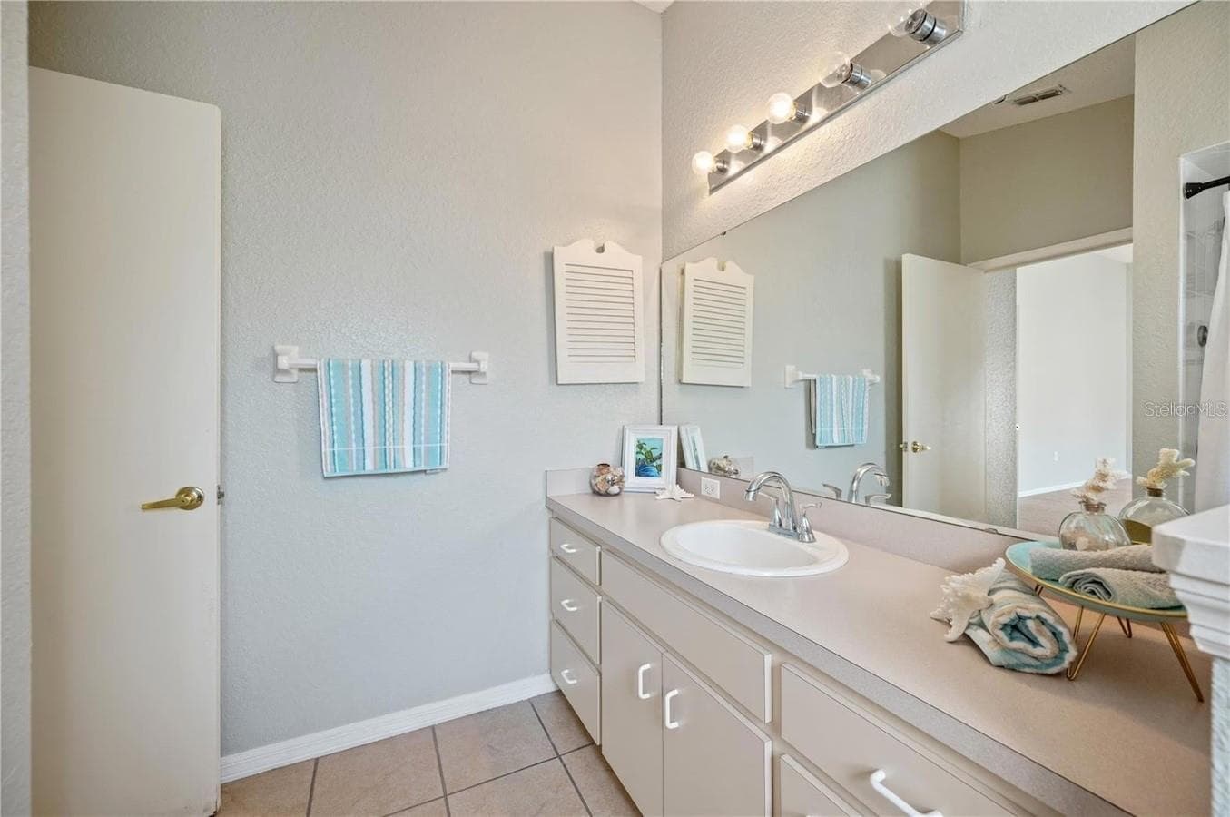 Primary bedroom suite's bathroom. - 2671 PINE BRUSH DR, LAKELAND
