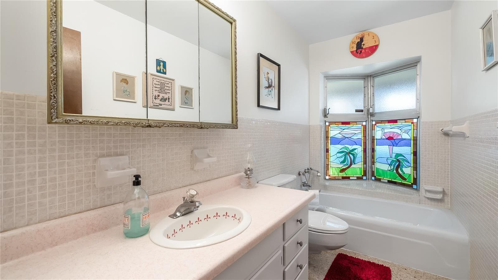 Full bath in hallway between Primary and guest bedroom/office - 1730 NITA PL, CLERMONT