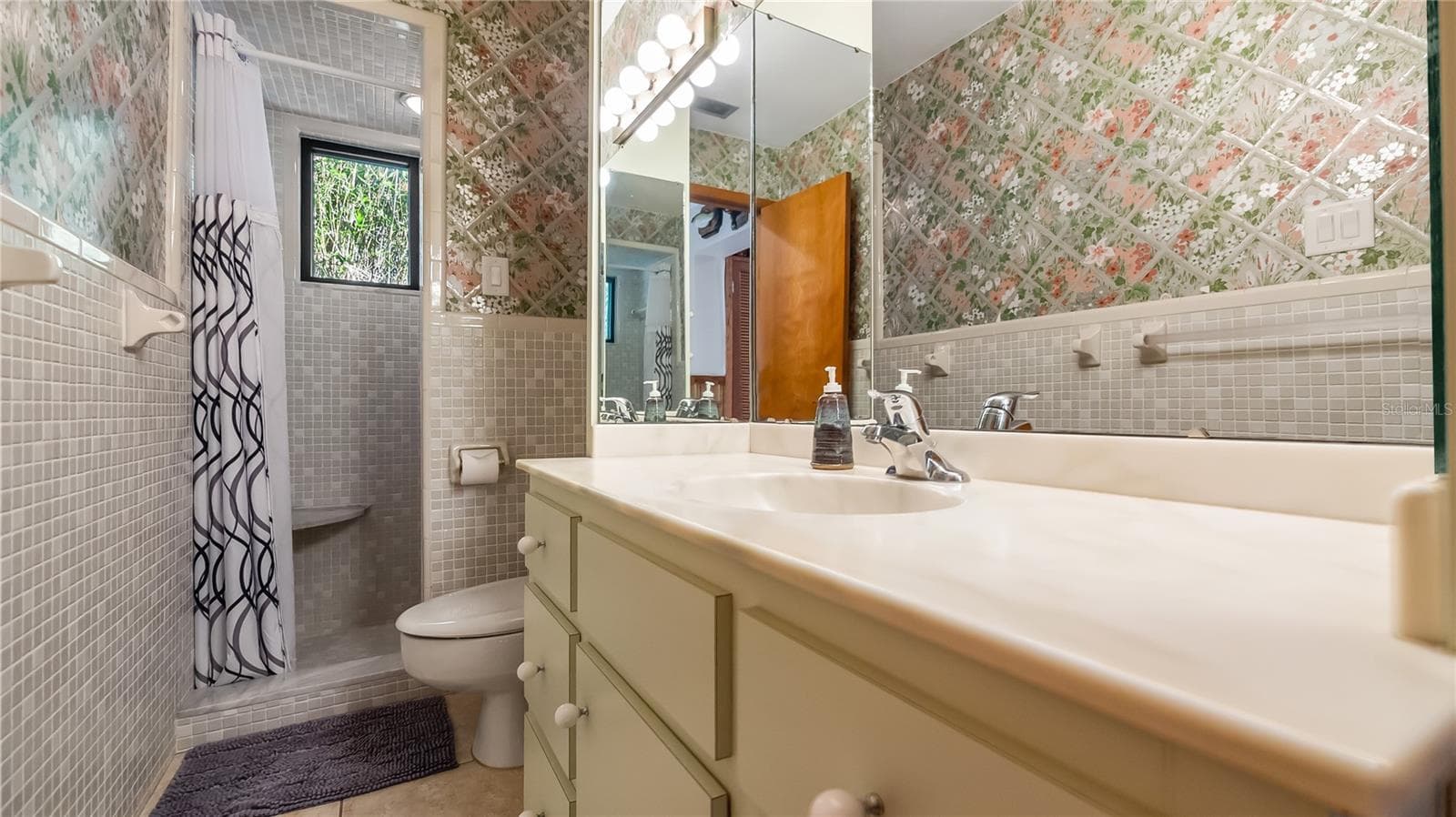 Guest bathroom on North side of the main home. - 1730 NITA PL, CLERMONT