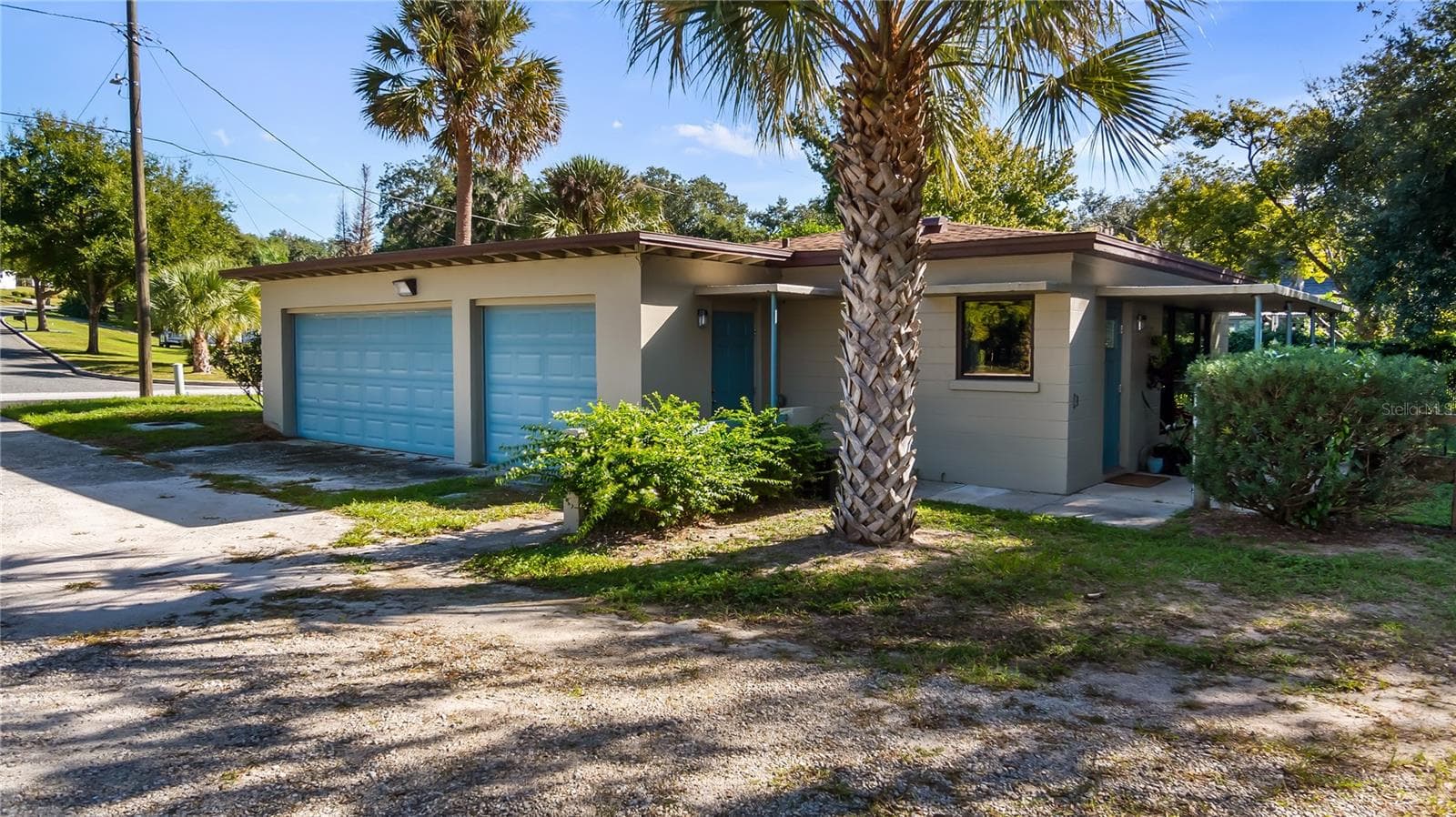 Detached garage and apartment. 2 car parking plus storage. Driveway off Lakeshore drive, little fenced in back yard. Full kitchen, laundry closet. remodeled. Pre wired for generator plug access so it can be run on a generator. - 1730 NITA PL, CLERMONT