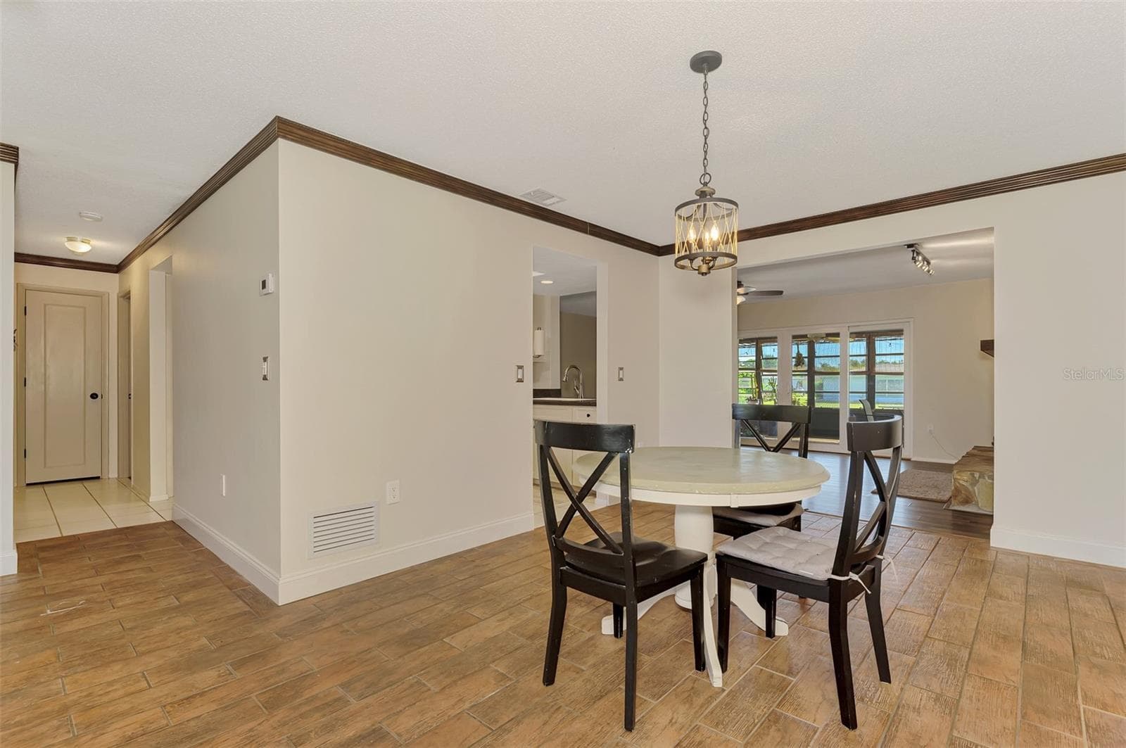 Single Family Residence at 432 EDGEWOOD RD, VENICE, photo 13 of 52