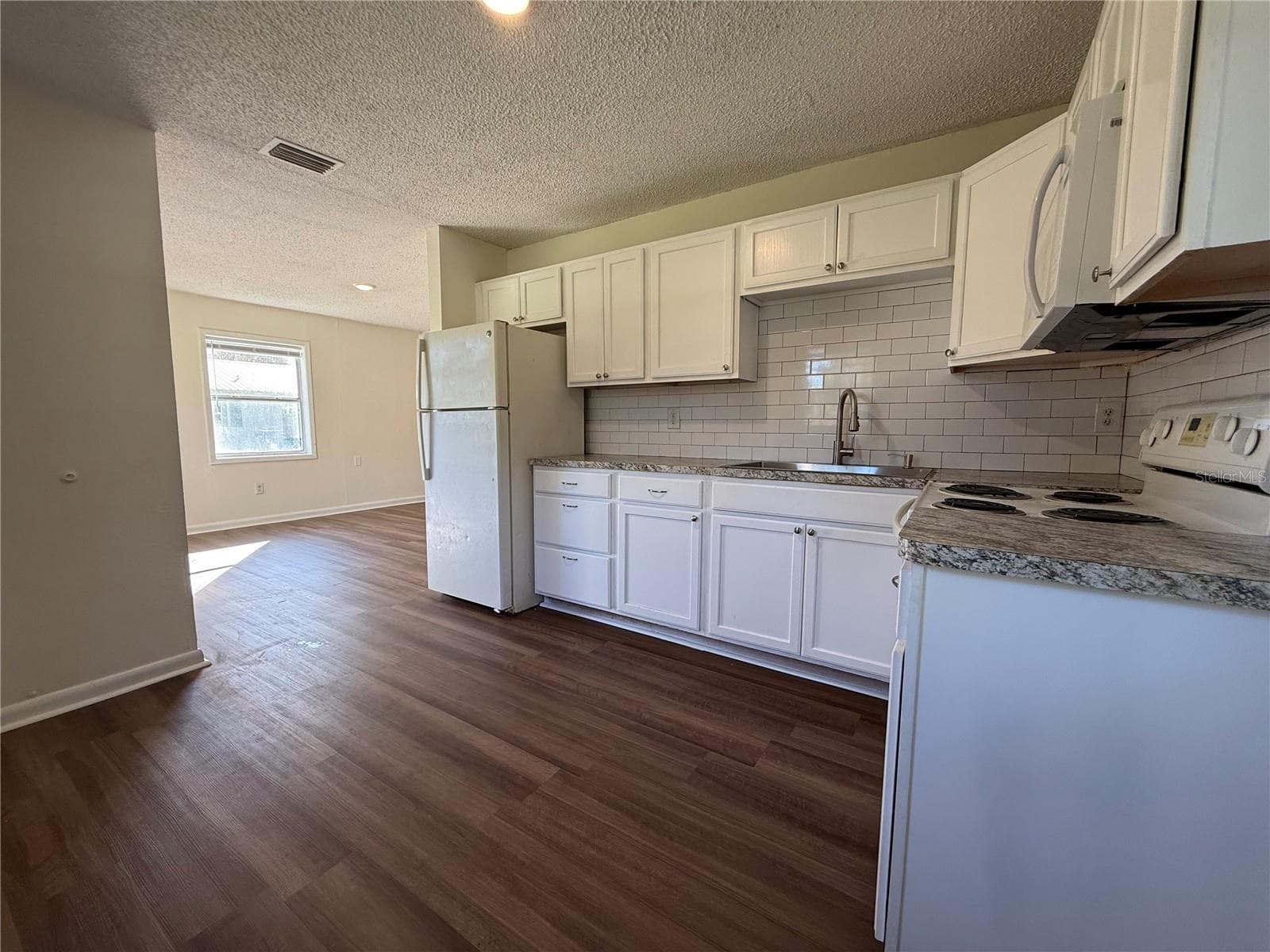 Single Family Residence at 7615 CHASE RD, LAKELAND, photo 3 of 17