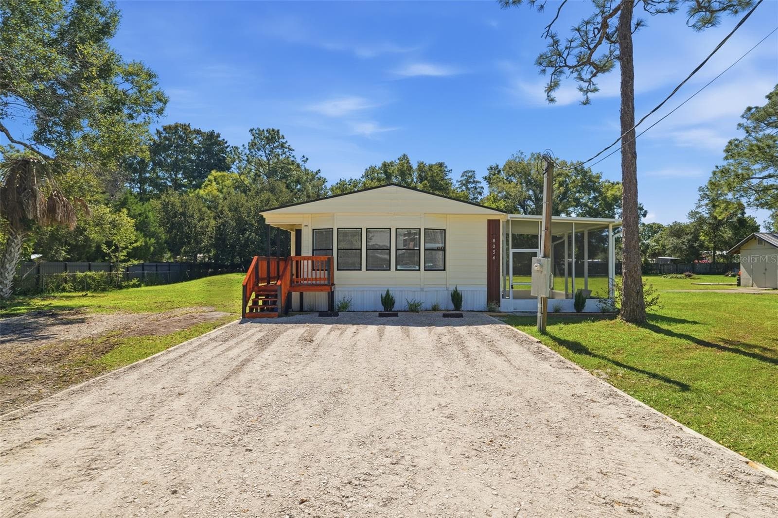 Manufactured Home at 8036 S MEADOWVIEW CIR, TAMPA, photo 2 of 32