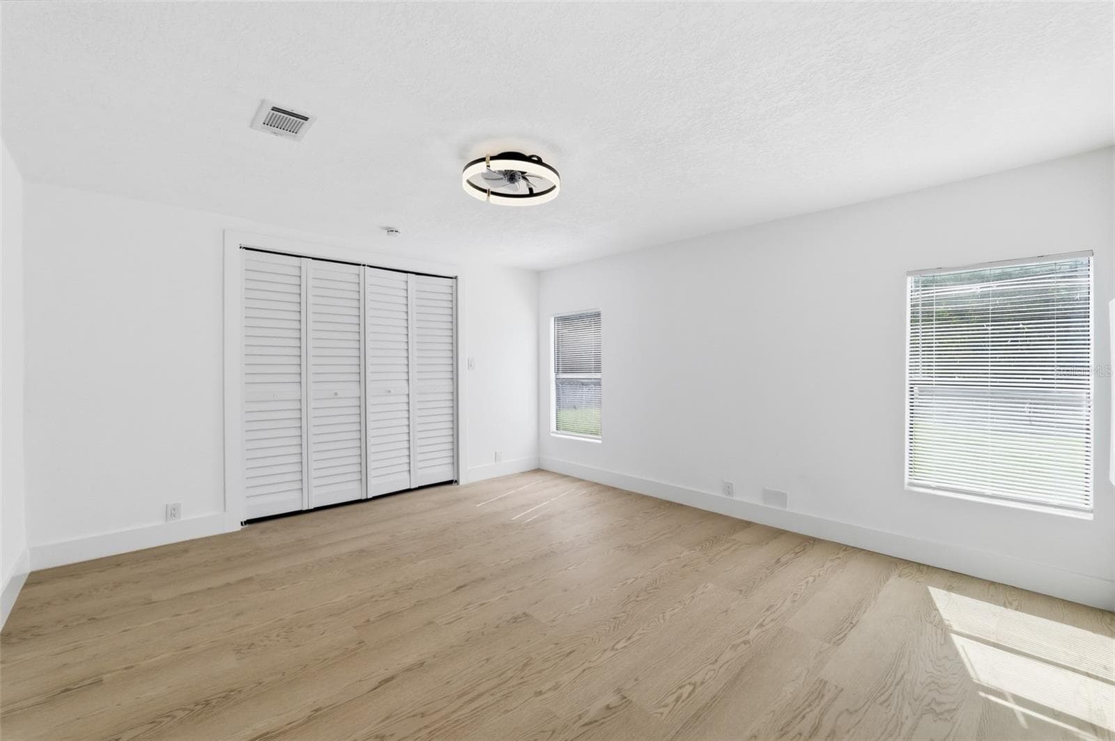 Manufactured Home at 8036 S MEADOWVIEW CIR, TAMPA, photo 12 of 32