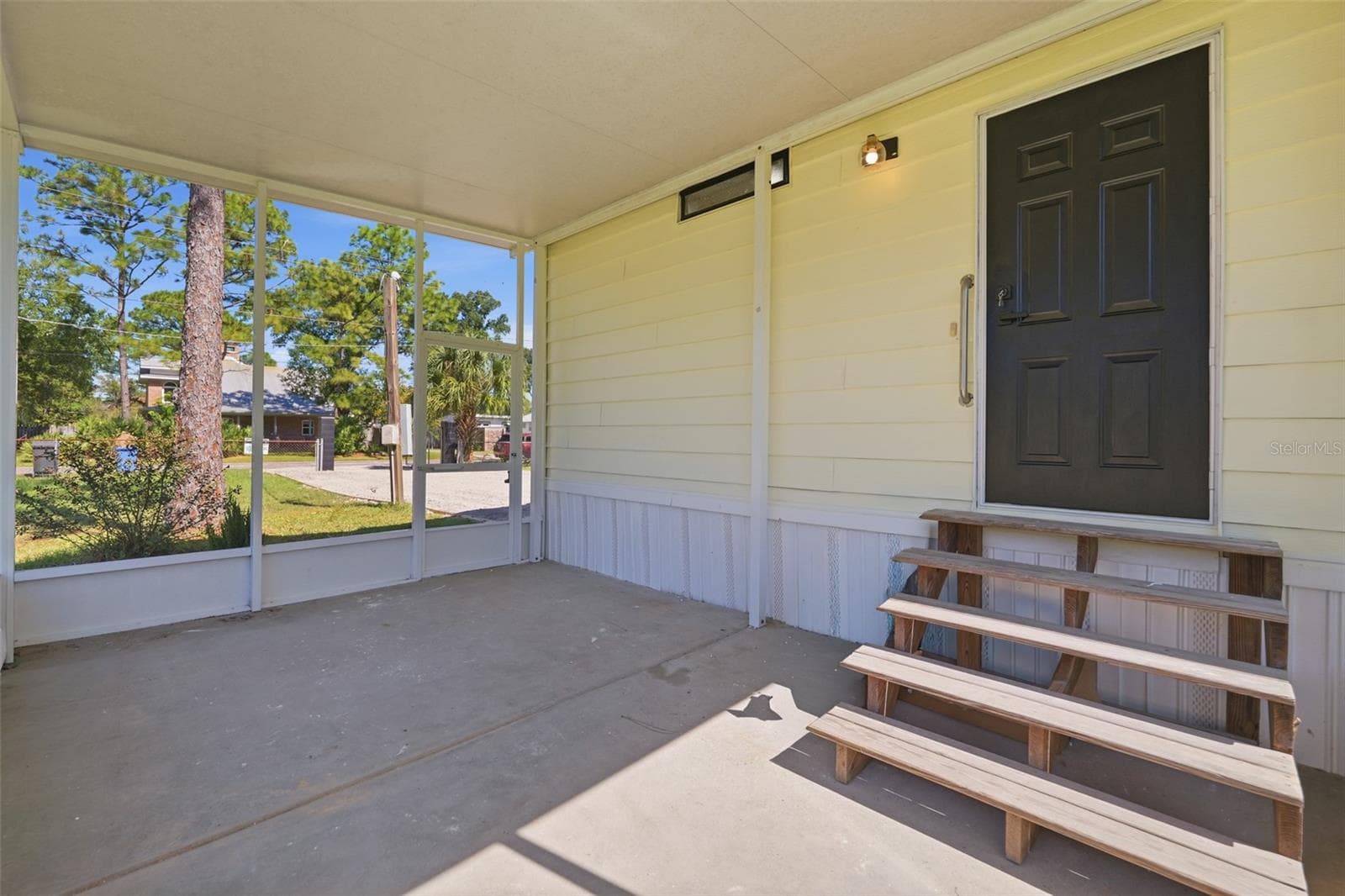 Manufactured Home at 8036 S MEADOWVIEW CIR, TAMPA, photo 23 of 32