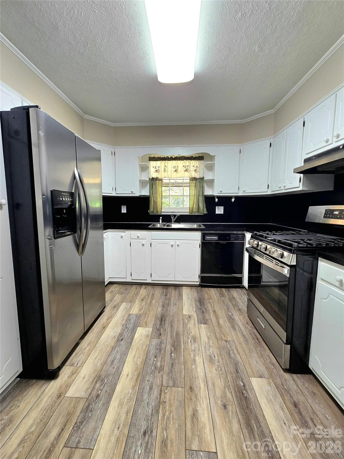 updated kitchen with appliances that stay with the home - 112 Wendover Drive, Lincolnton