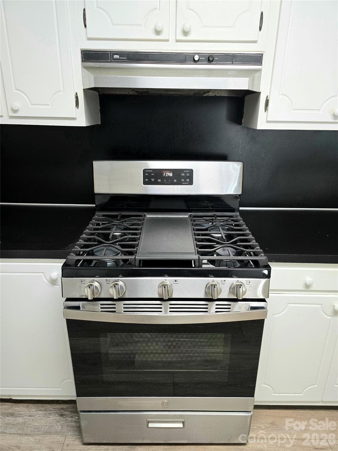 gas range - 112 Wendover Drive, Lincolnton