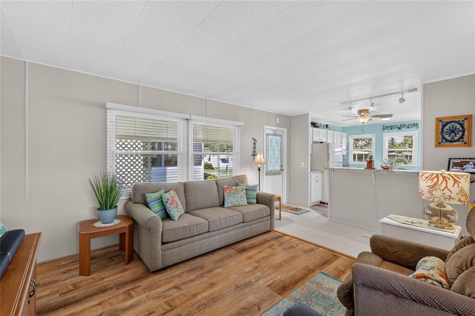 Entrance into Living room - 565 TAMMI DR, LEESBURG