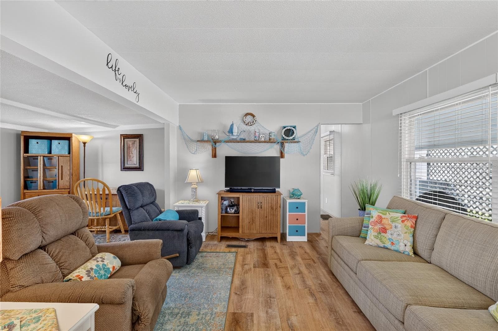 Living room view #2 - 565 TAMMI DR, LEESBURG