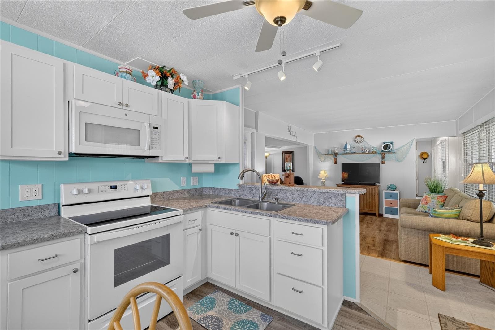 Kitchen/Living room - 565 TAMMI DR, LEESBURG