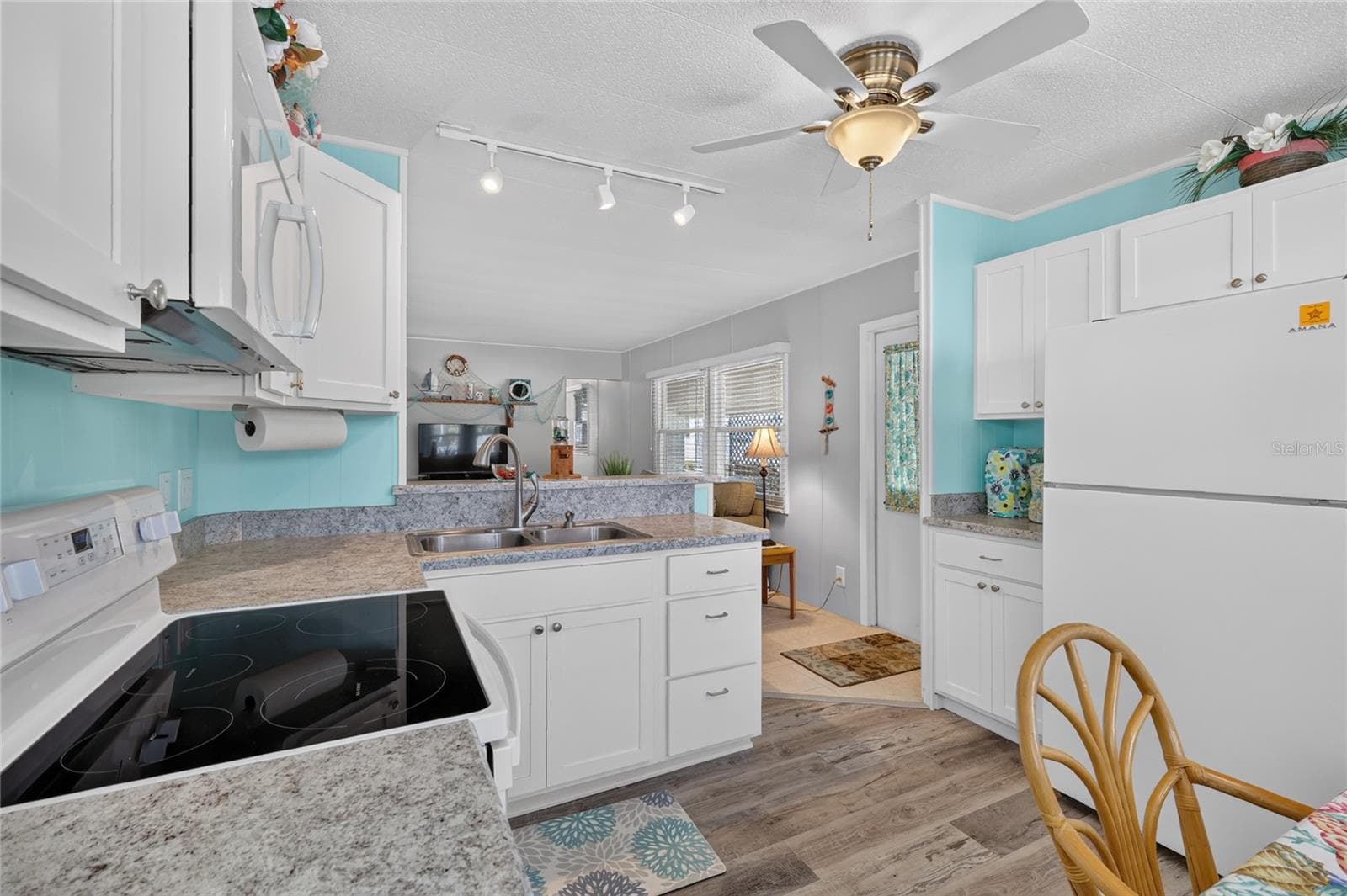 Kitchen view #2 - 565 TAMMI DR, LEESBURG
