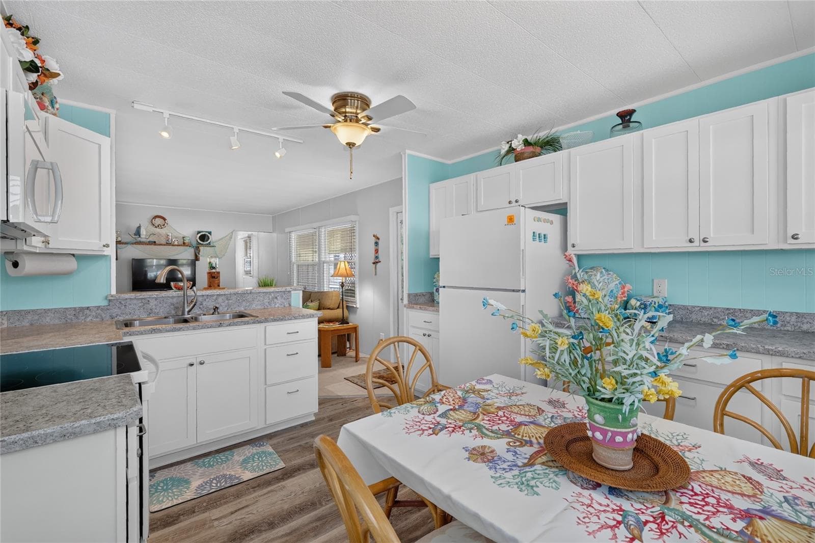 Kitchen view #3 - 565 TAMMI DR, LEESBURG