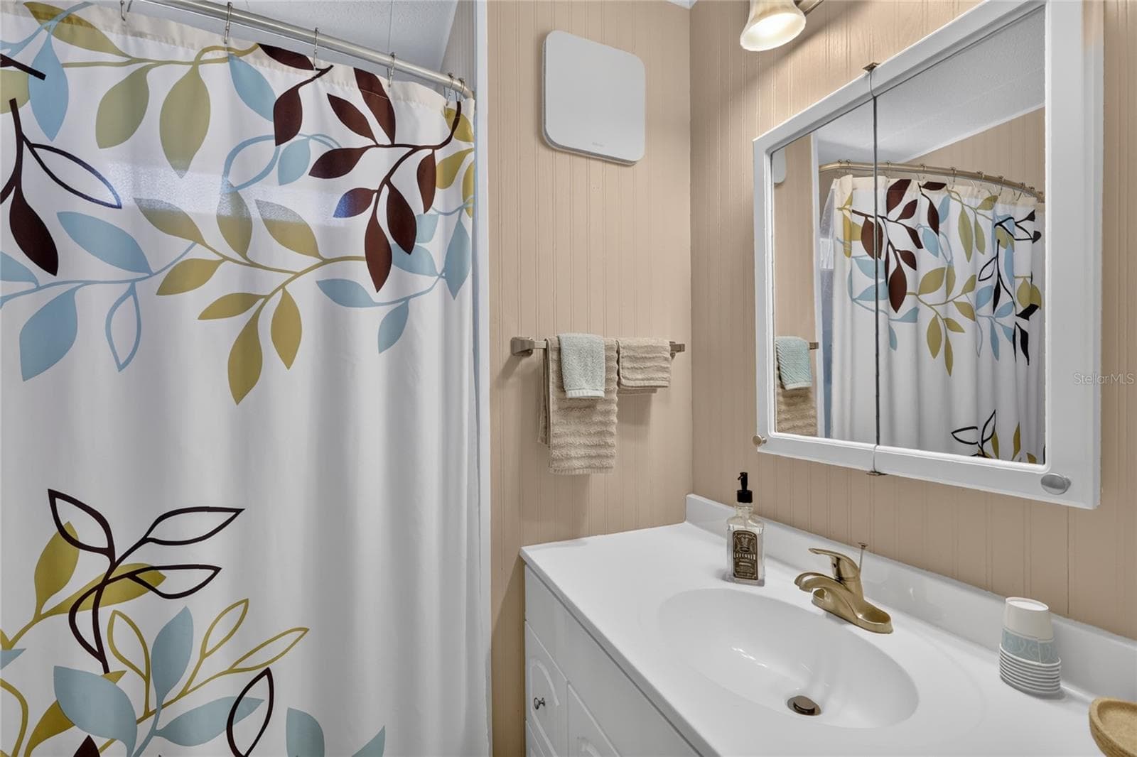 Guest Bathroom - 565 TAMMI DR, LEESBURG