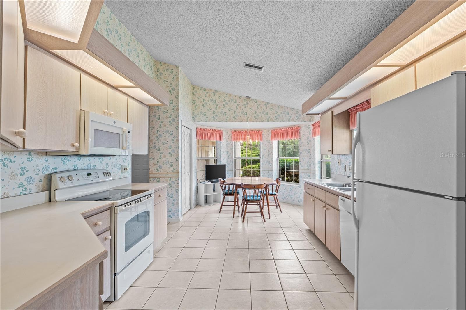 Large Kitchen with Breakfast Nook - 245 GLENBRIAR CIR, DAYTONA BEACH