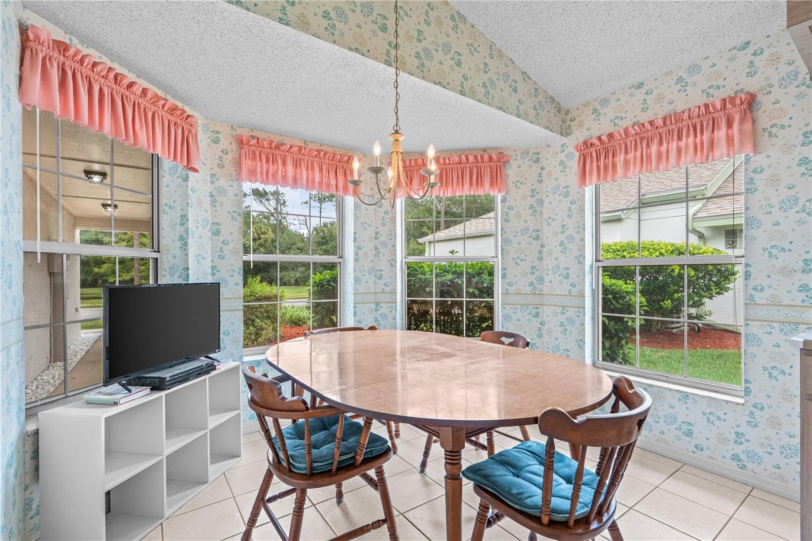 Sunny Breakfast Nook with Pantry - 245 GLENBRIAR CIR, DAYTONA BEACH