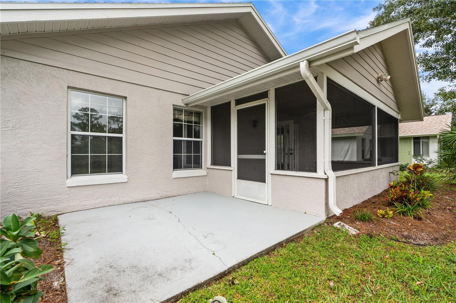 Open Patio off Screen Porch - 245 GLENBRIAR CIR, DAYTONA BEACH