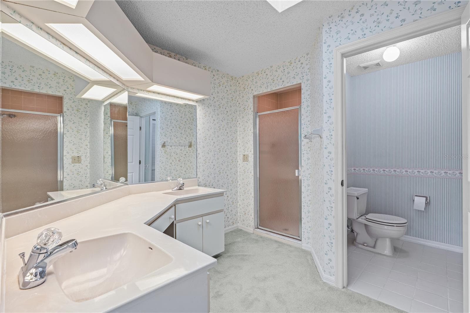 Large Ensuite with 2 Sinks & Water Closet - 245 GLENBRIAR CIR, DAYTONA BEACH