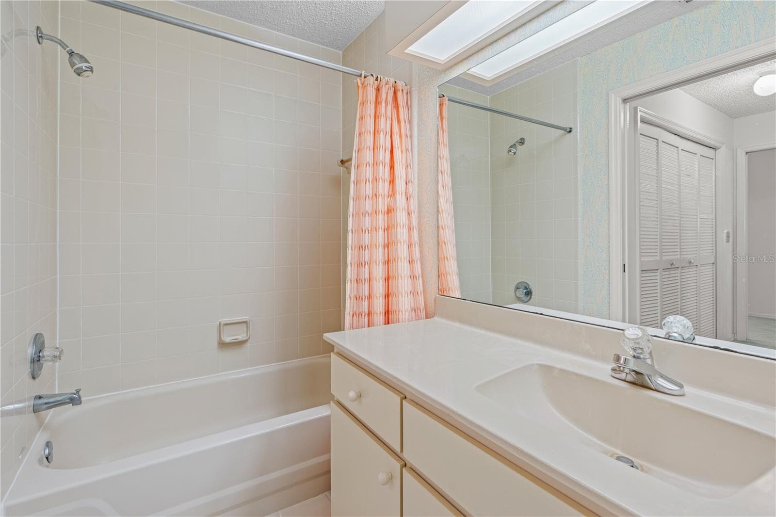 Guest Bath - 245 GLENBRIAR CIR, DAYTONA BEACH