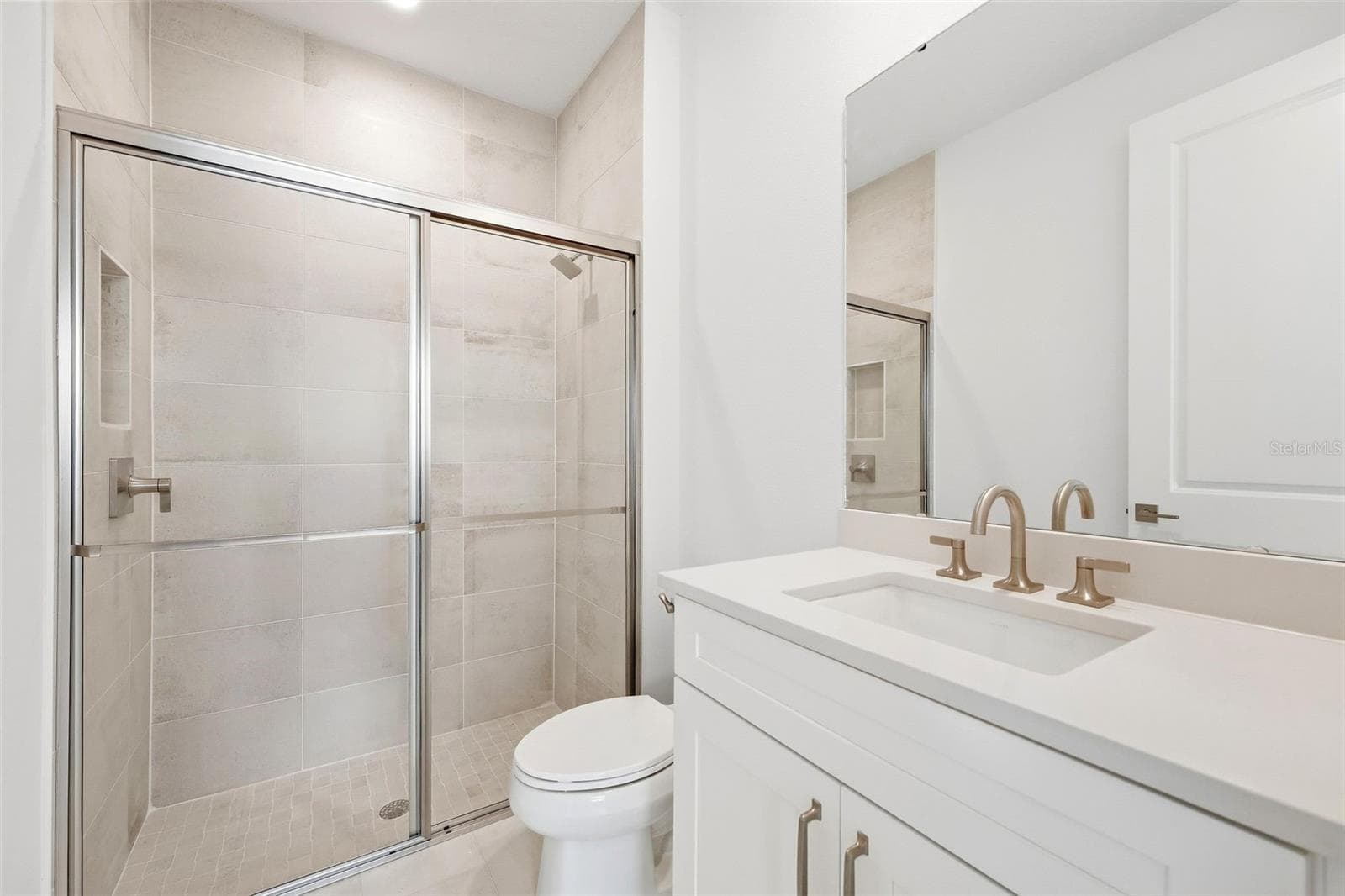 First floor en suite bath - 9317 LUMINARY BLVD, ORLANDO