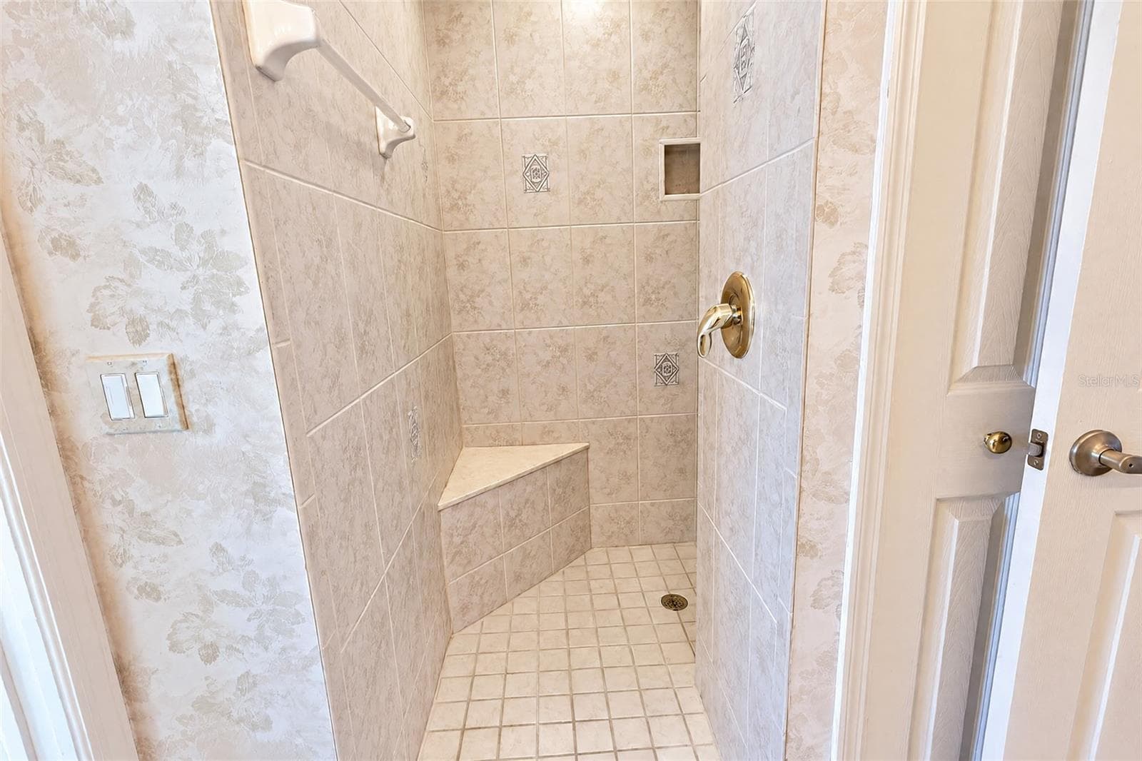 Guest Bathroom - 1535 SUZI ST, PUNTA GORDA