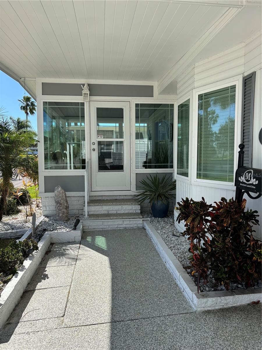 Front entrance and porch - 20 MOUNTAIN LAUREL DR, PALM HARBOR