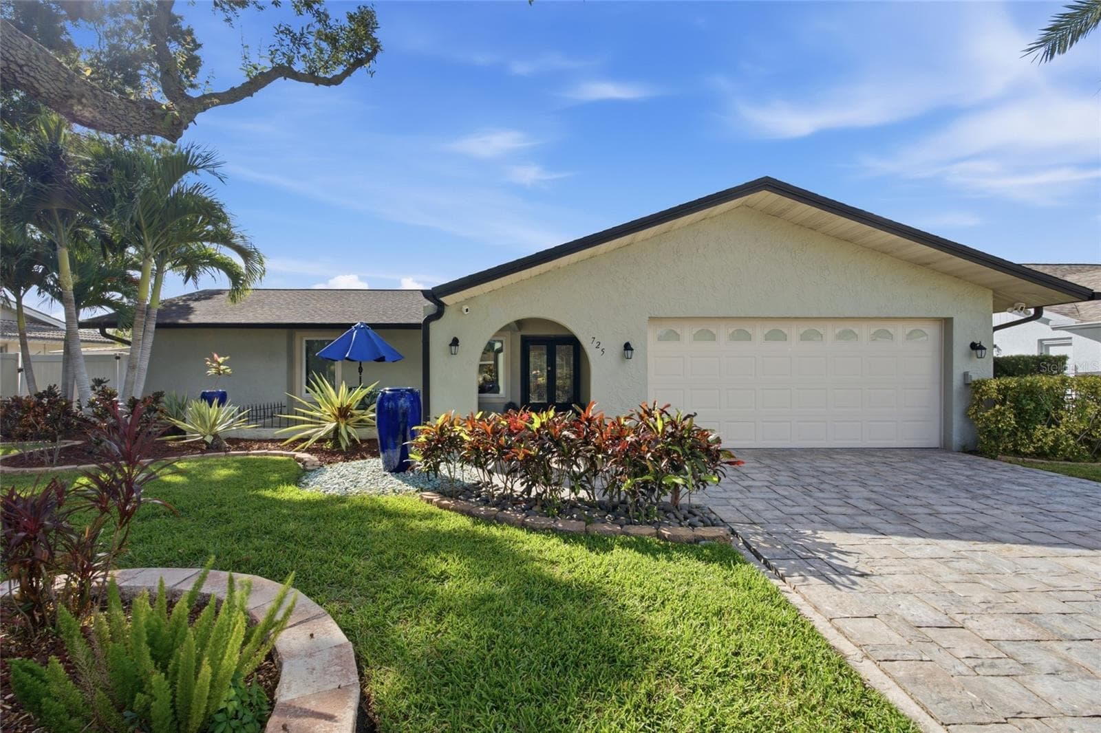 725 DEL ORO DR