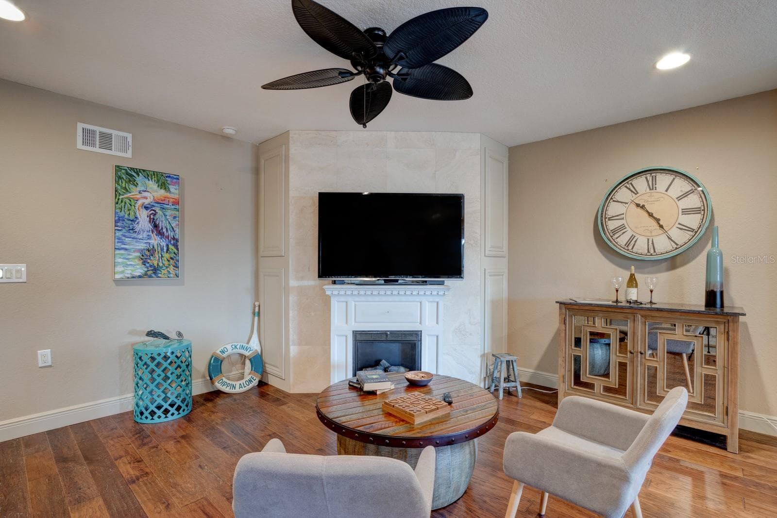 Up Stairs Living - 127 E ARIEL RD, OAK HILL