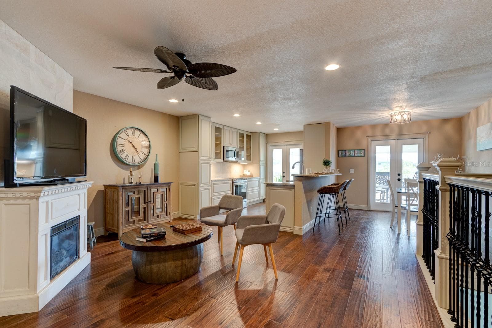 Up Stairs Living - 127 E ARIEL RD, OAK HILL