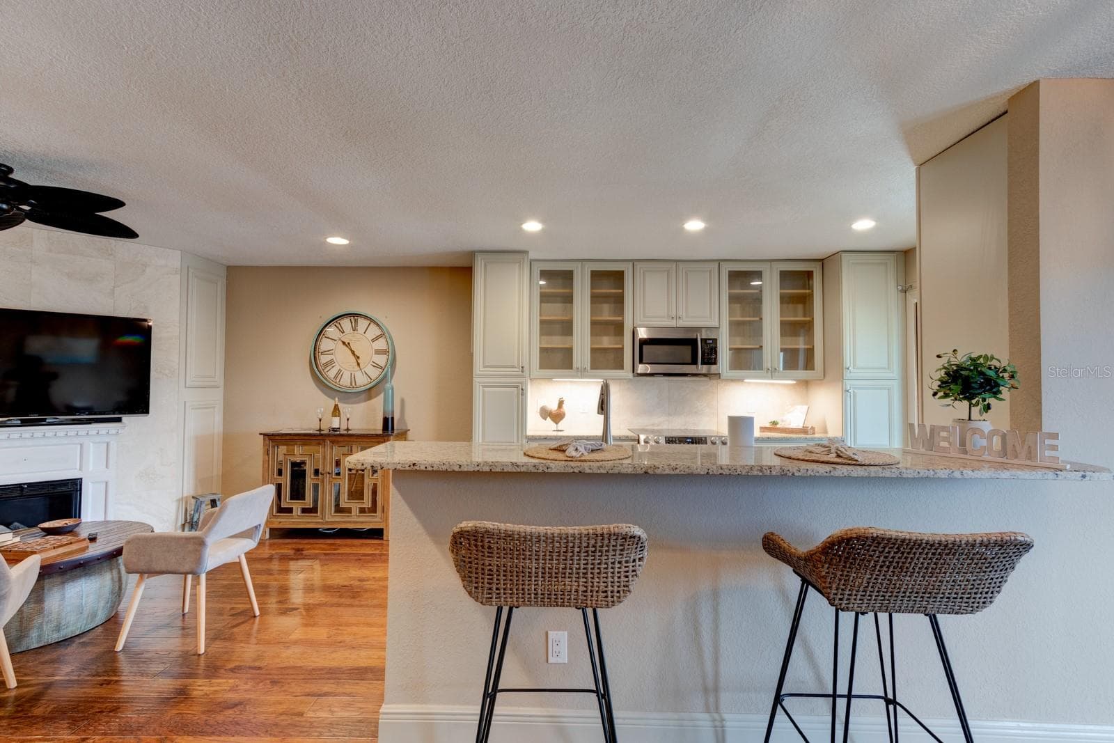 UpStairs Living - 127 E ARIEL RD, OAK HILL
