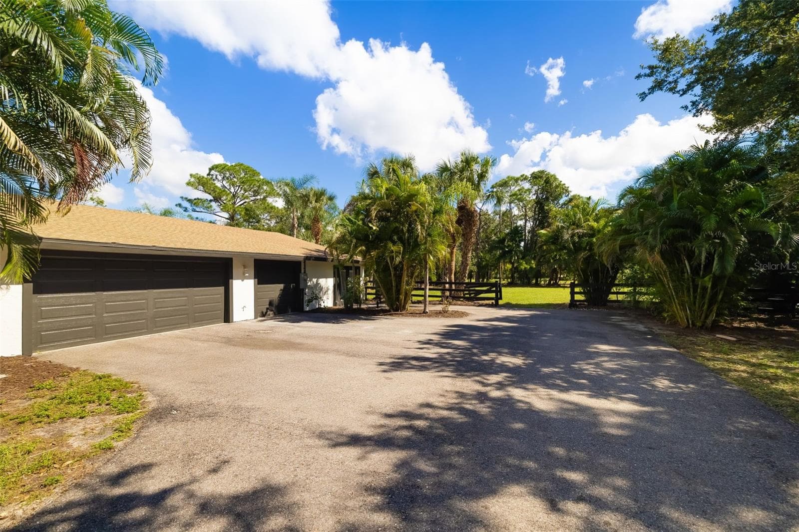 Oversized 3 car Extended Garage - 403 LONGBOW TRL, OSPREY