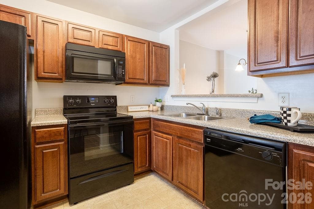 lots of cabinet space - 31 Amersham Lane, Fletcher