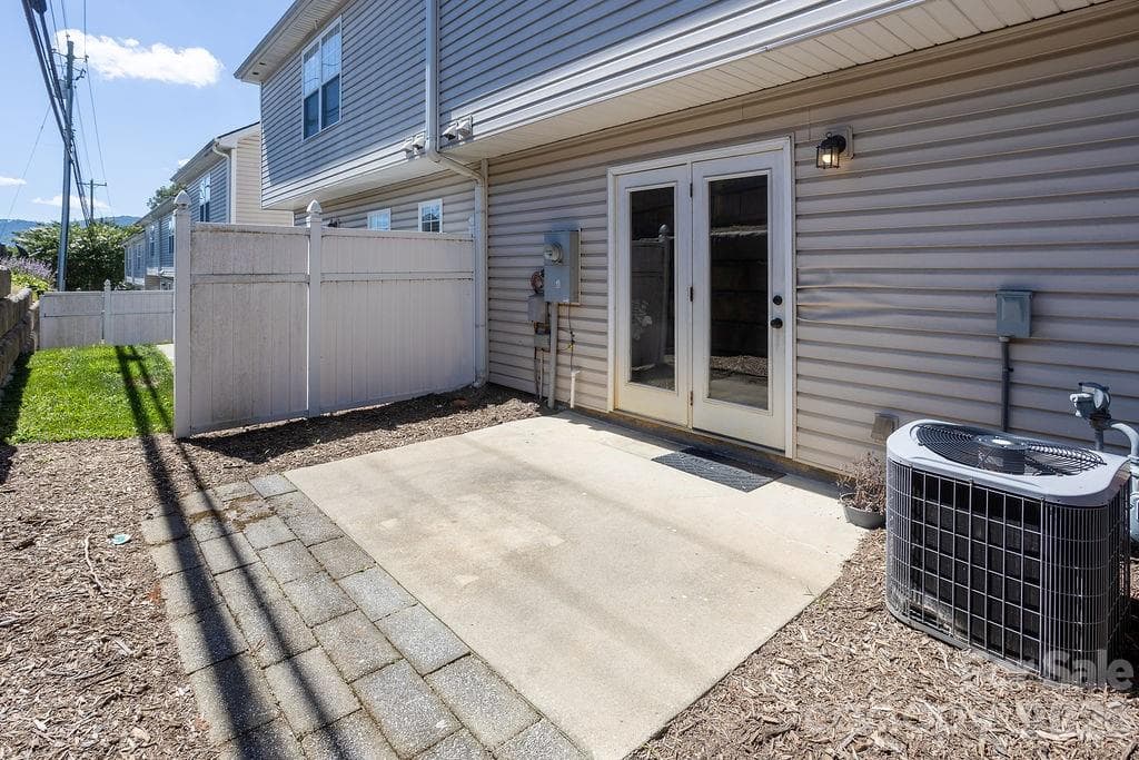 outdoor courtyard/patio - 31 Amersham Lane, Fletcher