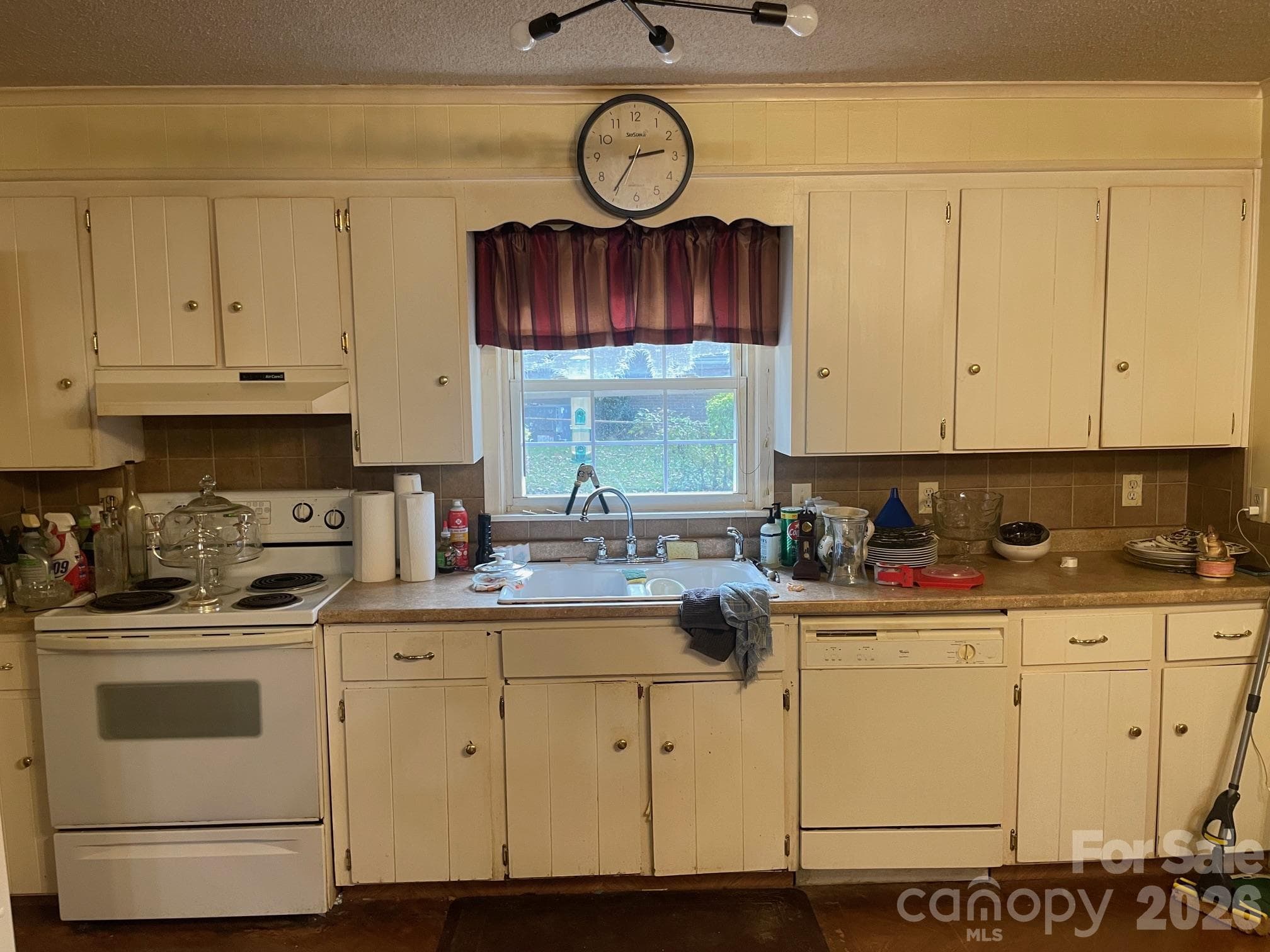 Single Family Residence at 7808 Elwood Drive, Charlotte, photo 4 of 11