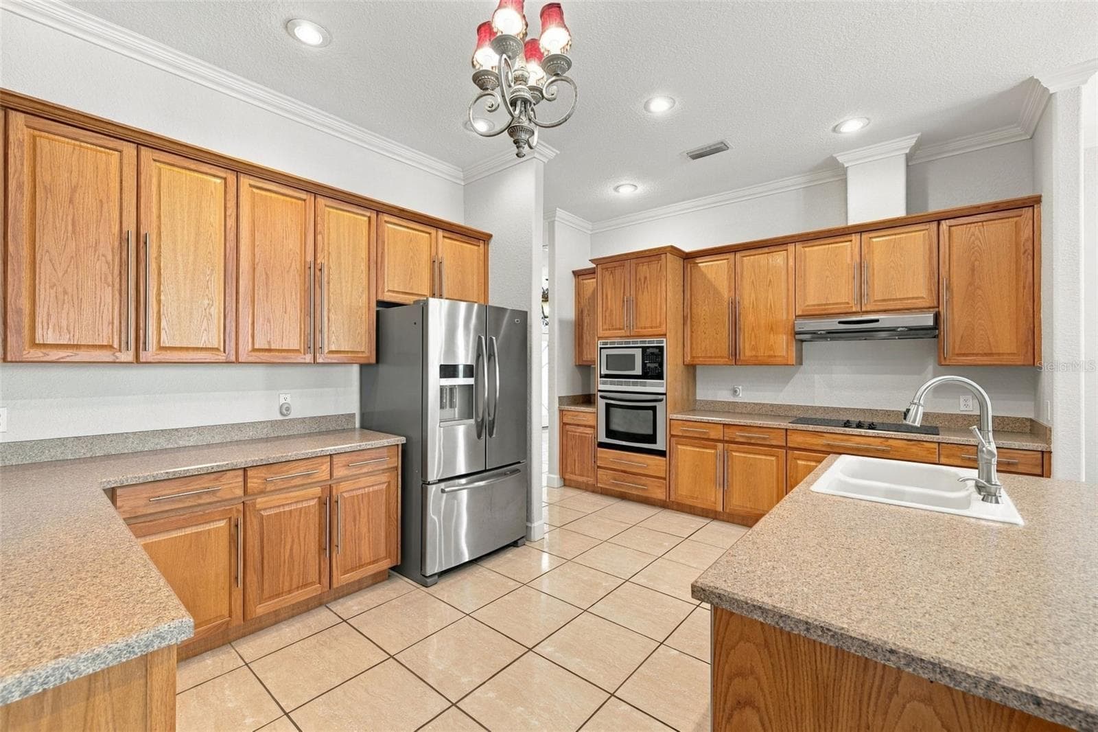 Refrigerator in Stainless! Ample Counters and Cabinetry! - 3916 VALRICO GROVE DR, VALRICO