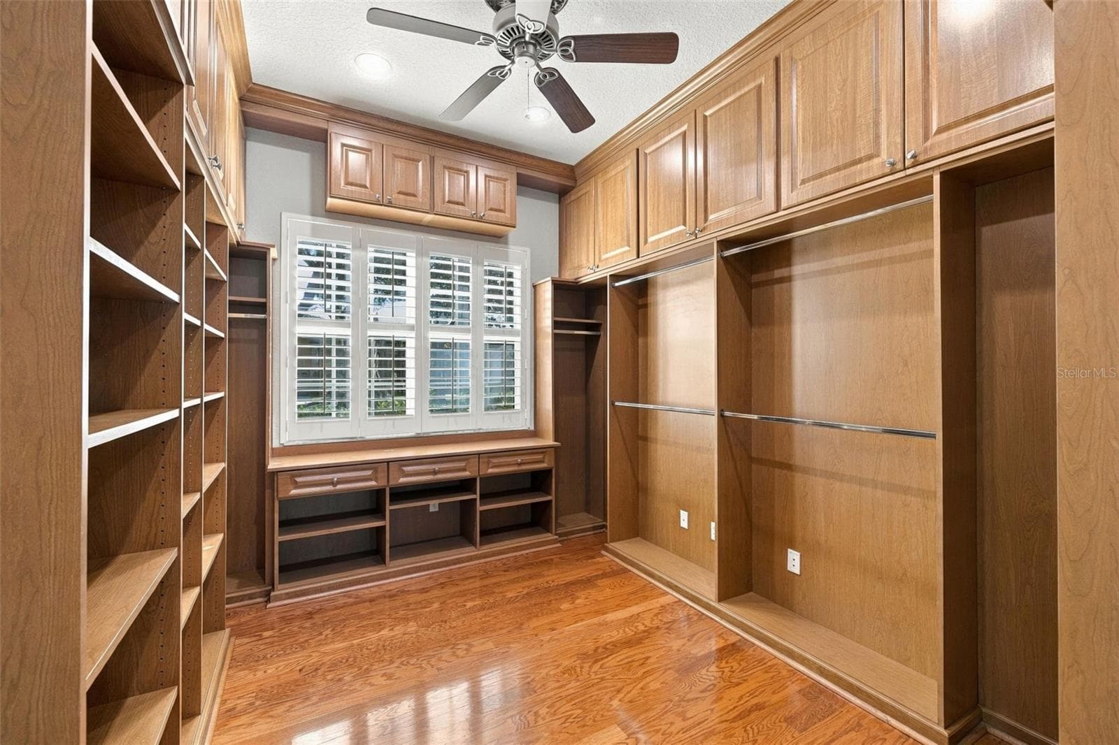 Primary Built in Closet or Use it as an office! We have had both applications! - 3916 VALRICO GROVE DR, VALRICO