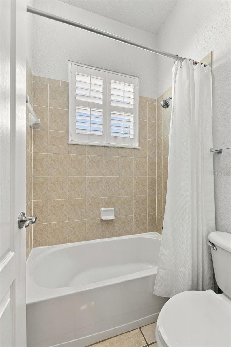 Jack N Jill Full Bathroom between Bedroom 2 and Bedroom 3. Door separates Tub and Toilet from the Sink Vanity so 2 people can use the Bathroom at the same time. - 3916 VALRICO GROVE DR, VALRICO