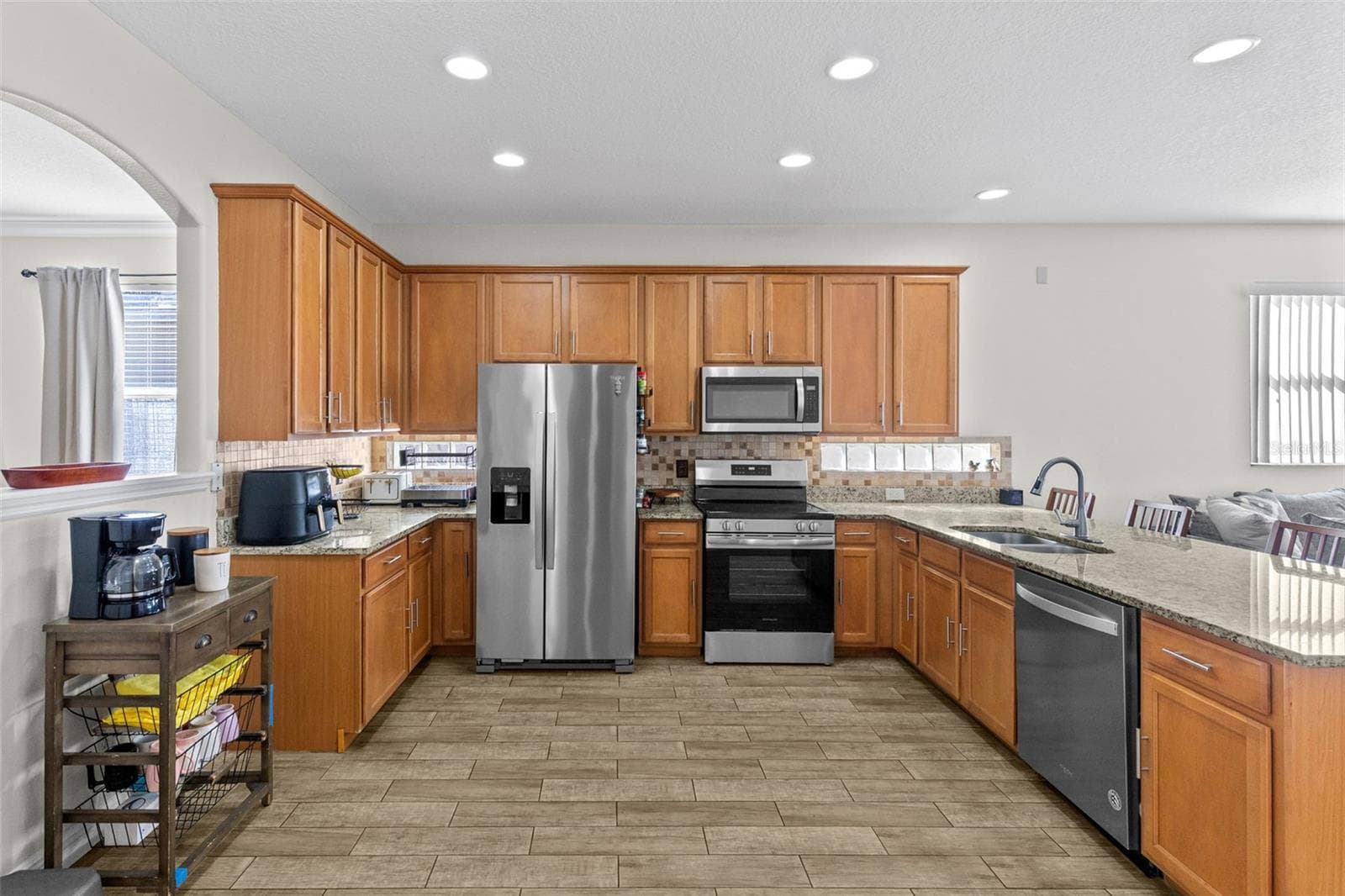 Kitchen with granite countertops, stainless steel appliances and 42” cabinets - 10337 ANDOVER POINT CIR, ORLANDO